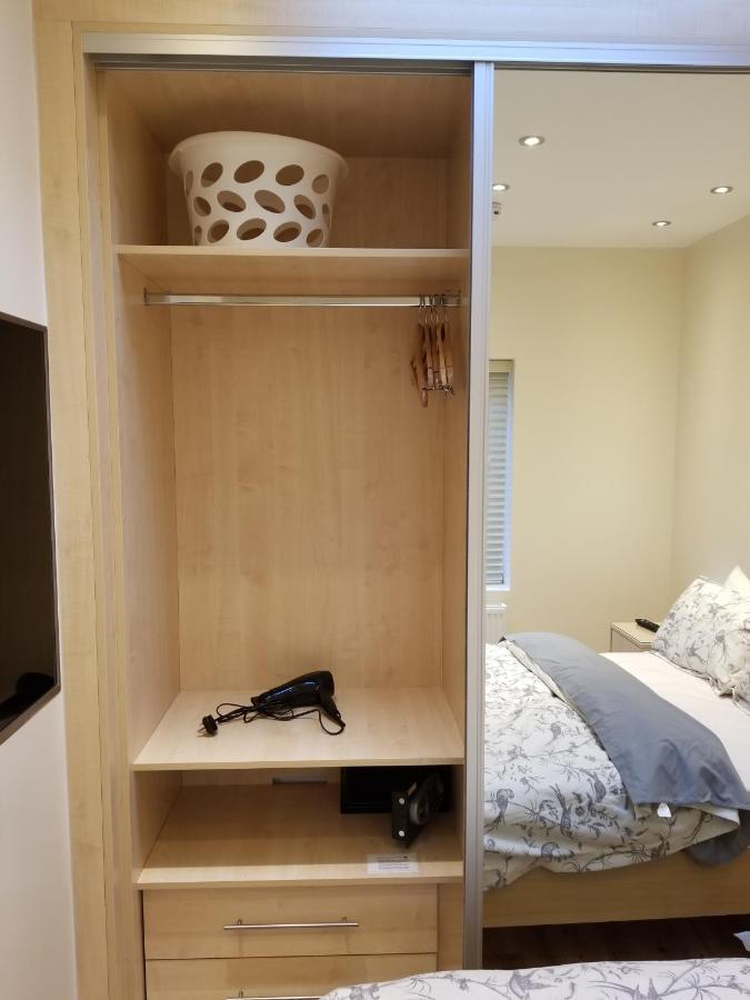 London Luxury Apartment 4 Bedroom Sleeps 12 People With 4 Bathrooms 1 Min Walk From Station Wanstead Экстерьер фото